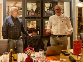 SPD-Ortsvereinsvorsitzender Stefan Derk gratuliert Christian Morgenroth zur einstimmigen Wahl.