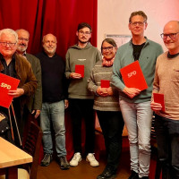 Von links: Robert Eggerl, Bürgermeister Peter Kloo, SPD-Vorsitzender Stefan Derk, die Neumitglieder Tizian Linzmeier und Irmgard Spannagl, Alessandro Bertolini, Neumitglied Christian Morgenroth